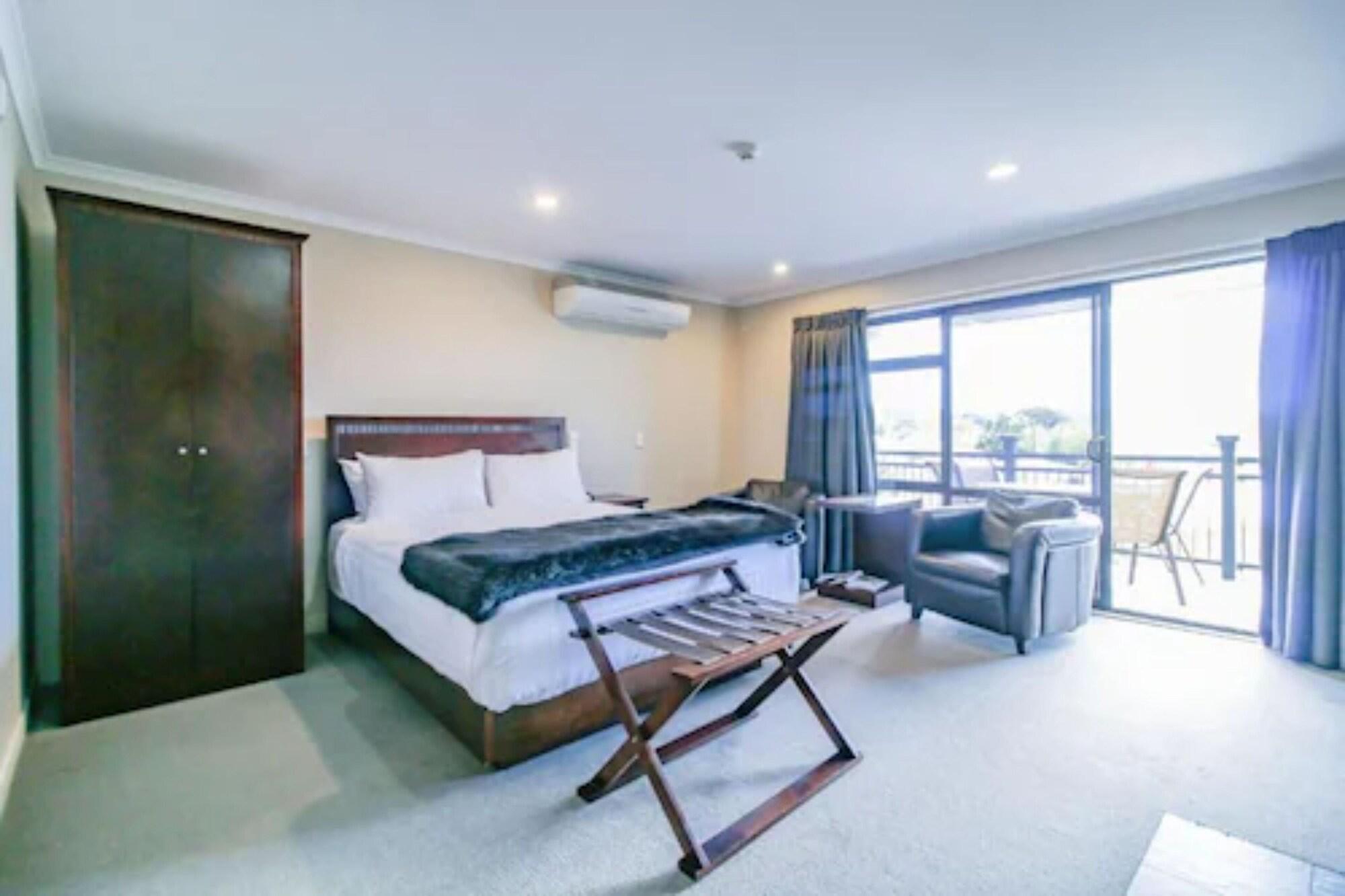 Aotea Motor Lodge Уонгануи Экстерьер фото A room at the hotel