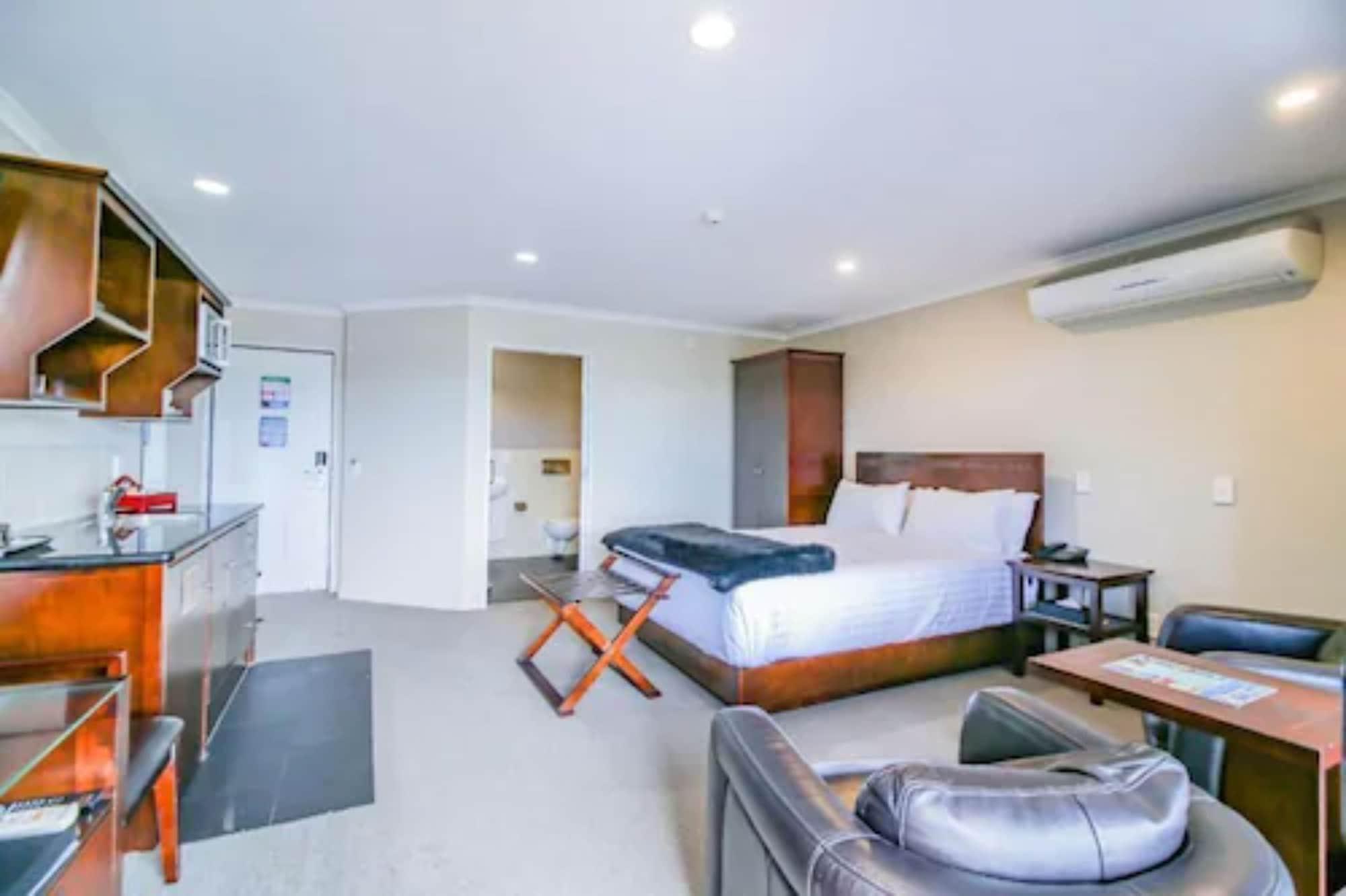 Aotea Motor Lodge Уонгануи Экстерьер фото A typical studio apartment