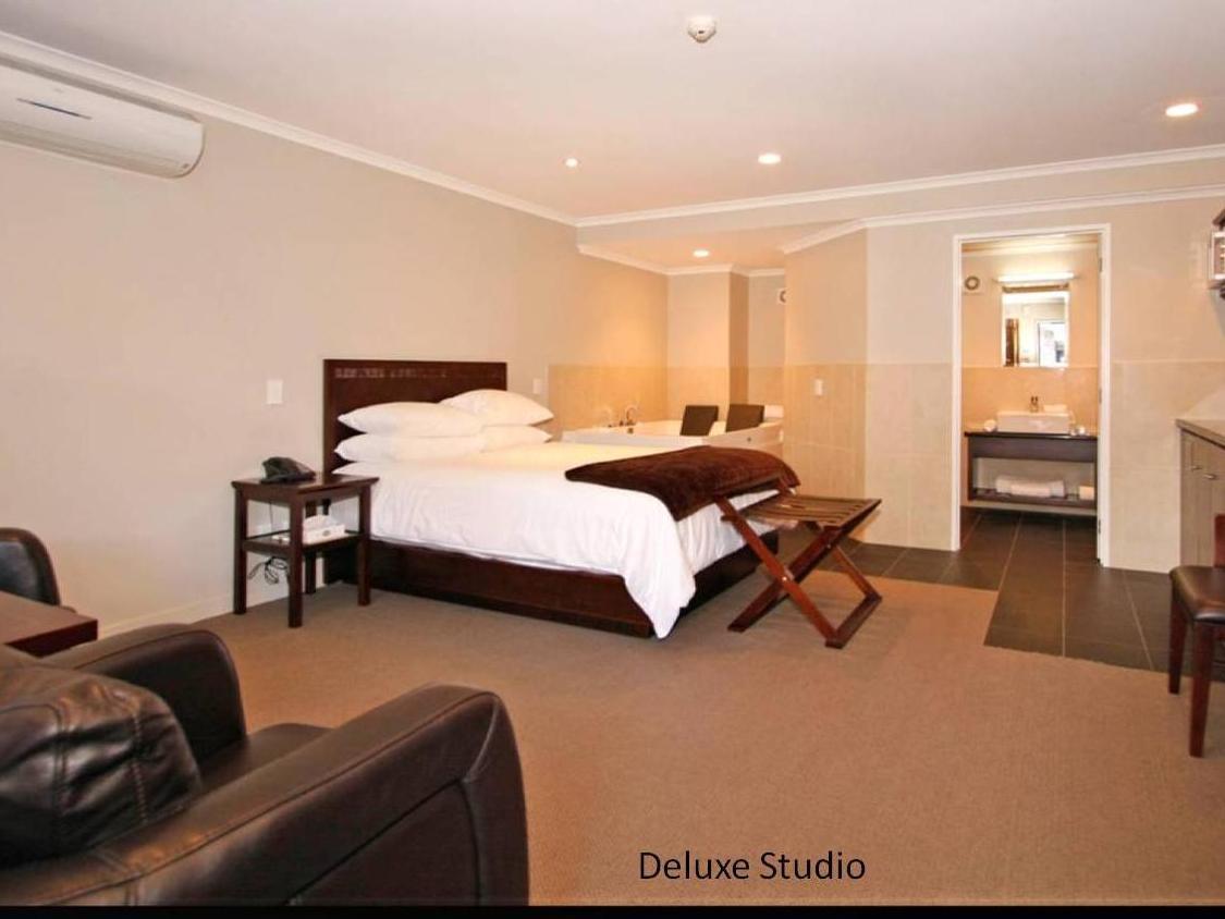 Aotea Motor Lodge Уонгануи Экстерьер фото Deluxe Studio
