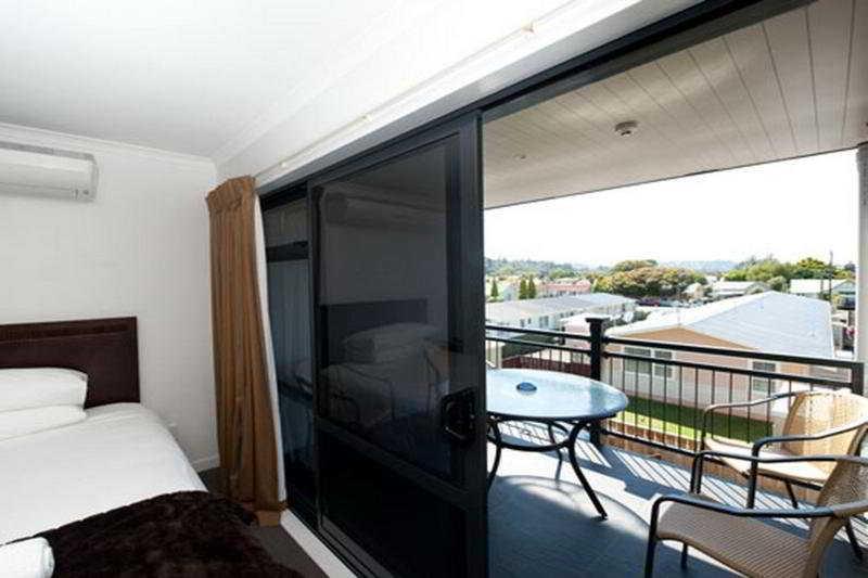 Aotea Motor Lodge Уонгануи Экстерьер фото A sliding door