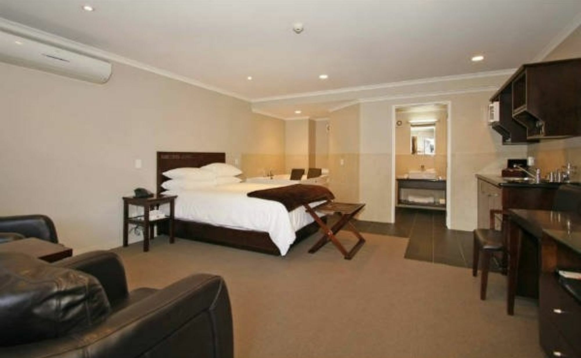 Aotea Motor Lodge Уонгануи Экстерьер фото A studio apartment