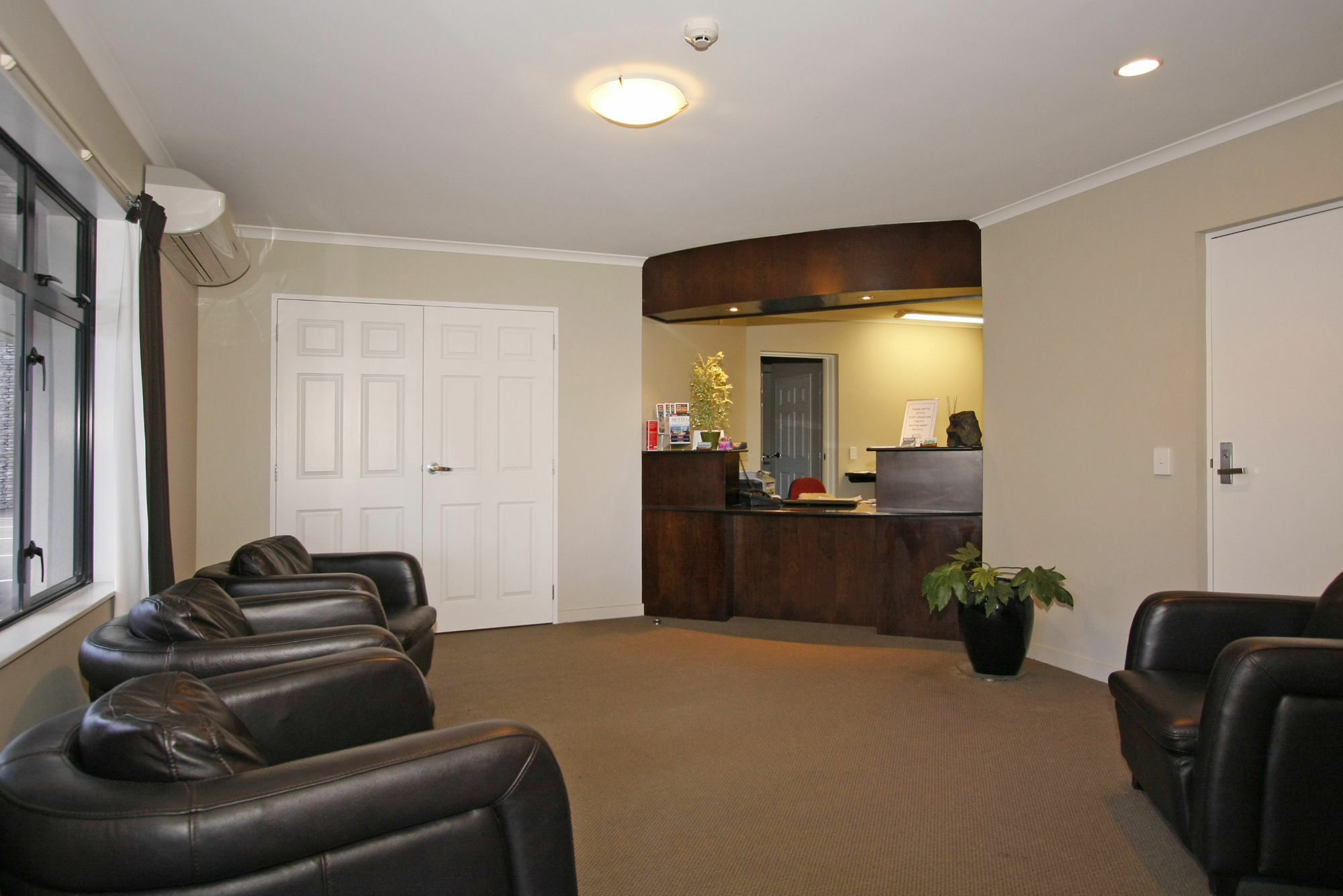 Aotea Motor Lodge Уонгануи Экстерьер фото The reception area of a dental practice